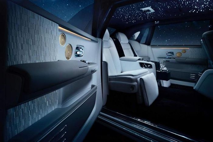Khá đáng tiếc rằng Rolls-Royce Phantom Tranquillity mới về Việt Nam không có gì nâng cấp ở hệ truyền động. Dựa trên phiên bản Rolls-Royce Phantom thế hệ thứ 8, vì thế, Rolls-Royce Phantom Tranquillity sử dụng khối động cơ V12, tăng áp kép, dung tích 6,75 lít, tạo ra công suất tối đa 563 mã lực, mạnh hơn 110 mã lực so với thế hệ thứ 7 và mô-men xoắn cực đại đạt 900 Nm, tăng 180 Nm so với thế hệ cũ.