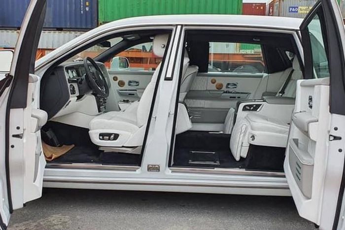 Lần này là một chiếc xe siêu sang Rolls-Royce Phantom thế hệ thứ 8, nhưng chớ vội nhầm, đây còn là phiên bản siêu đắt đỏ và giới hạn số lượng sản xuất. Được biết, Rolls-Royce Phantom Tranquillity đã lần đầu tiên trình làng trước công chúng thế giới vào tháng 3/2019.