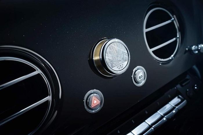 Bộ điều khiển âm lượng của xe siêu sang Rolls-Royce Phantom Tranquillity mới về Việt Nam còn được chế tạo từ thiên thạch Muonionalusta. Hệ thống loa là Bespoke Audio có màu vàng rất độc đáo và sang trọng. Trên bậc cửa của mỗi chiếc Rolls-Royce Phantom Tranquillity đều có dòng chữ mang ý nghĩa đây là 1 trong 25 xe sản xuất thế giới.
