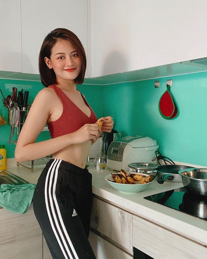 Mặc dù đã tăng 3kg nhưng Thùy Anh vẫn có thể khoe trọn vòng eo thon mảnh khi diện áo croptop cũng quần thể thao cá tính.
