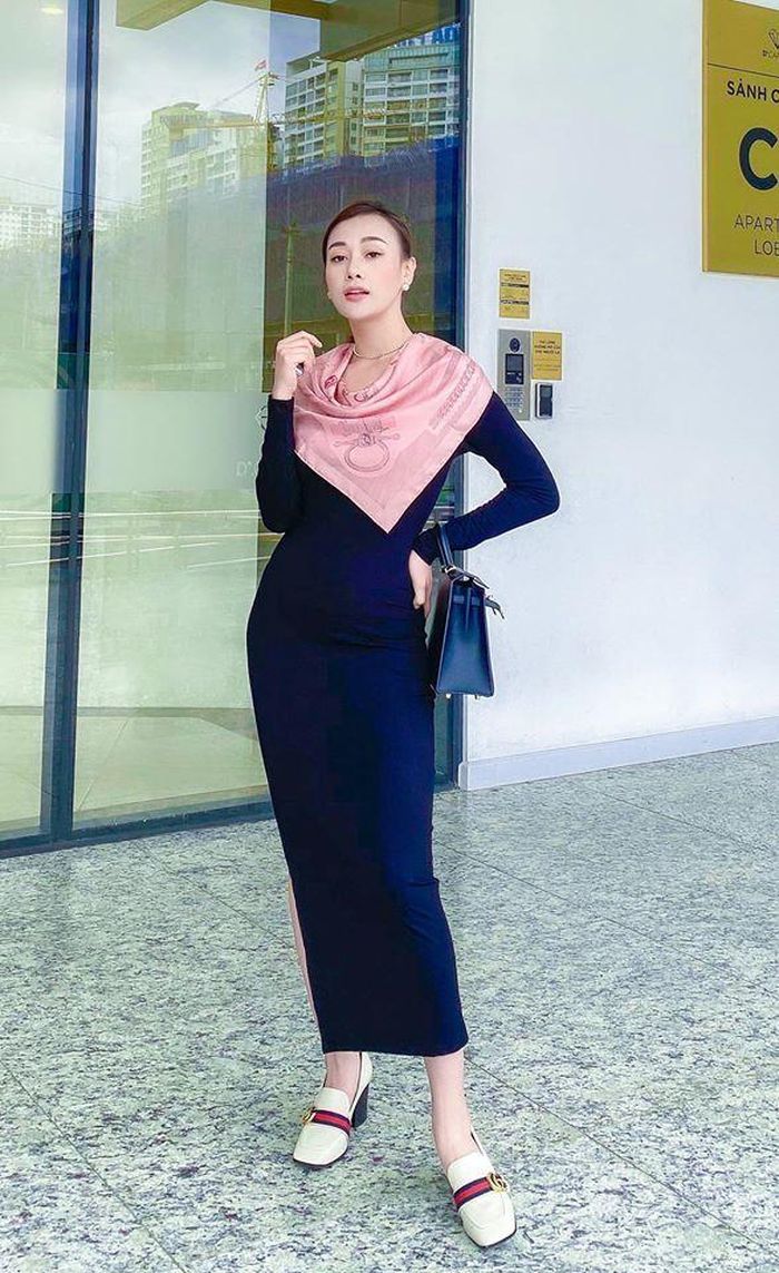 Phương Oanh triết lý trên trang cá nhân: “Hãy sống theo ý mình muốn, sống một cuộc đời như tranh vẽ. Nét đậm, nét nhạt đều phải tự mình vẽ ra”.