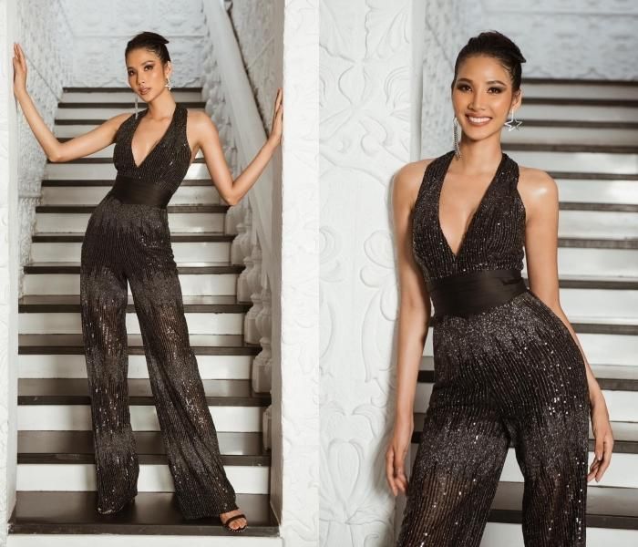 Hoàng Thùy nóng bỏng trong thiết kế jumpsuit với chi tiết khoét ngực sâu, tôn lên vòng 1 căng đầy. Bộ cánh nhanh chóng nhận được nhiều lời khen từ người hâm mộ khi vừa giúp người đẹp tôn lên lợi thế chiều cao cùng số đo 3 vòng, đồng thời ống quần dài rộng tạo độ thướt tha, uyển chuyển cho từng bước catwalk sống động.