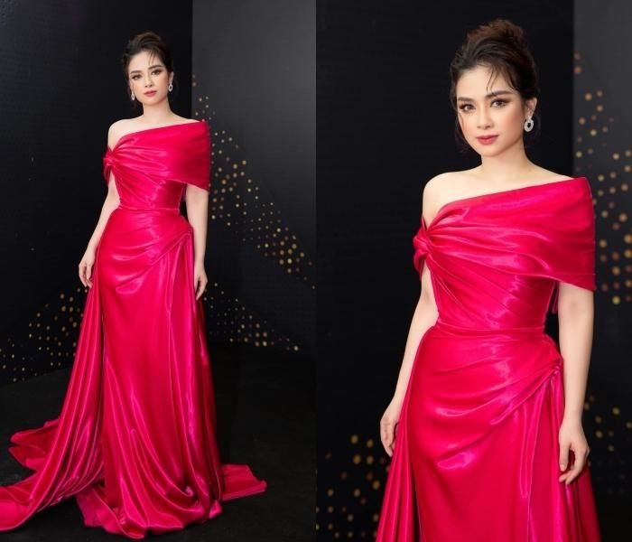 Dương Hoàng Yến sắc sảo trong bộ cánh màu đỏ son với phần xếp tà cầu kỳ. Chi tiết vai lệch mang lại nét nữ tính, yêu kiều, bên cạnh chi tiết chiết eo tôn dáng. Tông màu đỏ son vốn kén người mặc nhưng nữ ca sĩ đã chinh phục dễ dàng với làn da trắng. Dương Hoàng Yến kết hợp cùng mái tóc búi và tông trang điểm tiệp màu.