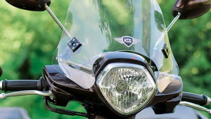Vì vậy trang bị kính chắn gió có thể bảo vệ người lái ở một mức độ nhất định
