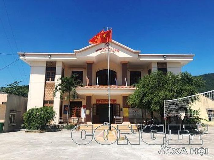 Trụ sở UBND xã Canh Hòa được đầu tư xây dựng khang trang, nâng cao chỉnh trang đô thị sau 45 năm ngày Giải phóng miền Nam và thống nhất đất nước