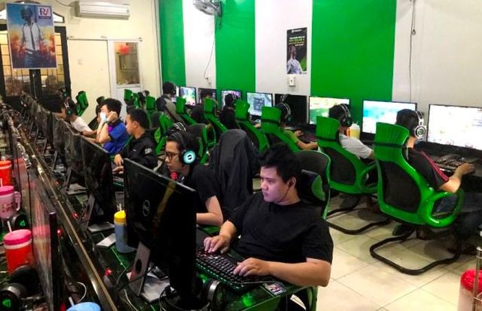 Tại thời điểm kiểm tra, cơ quan chức năng phát hiện quán internet Tiến Quang có 51 người đang chơi game online.