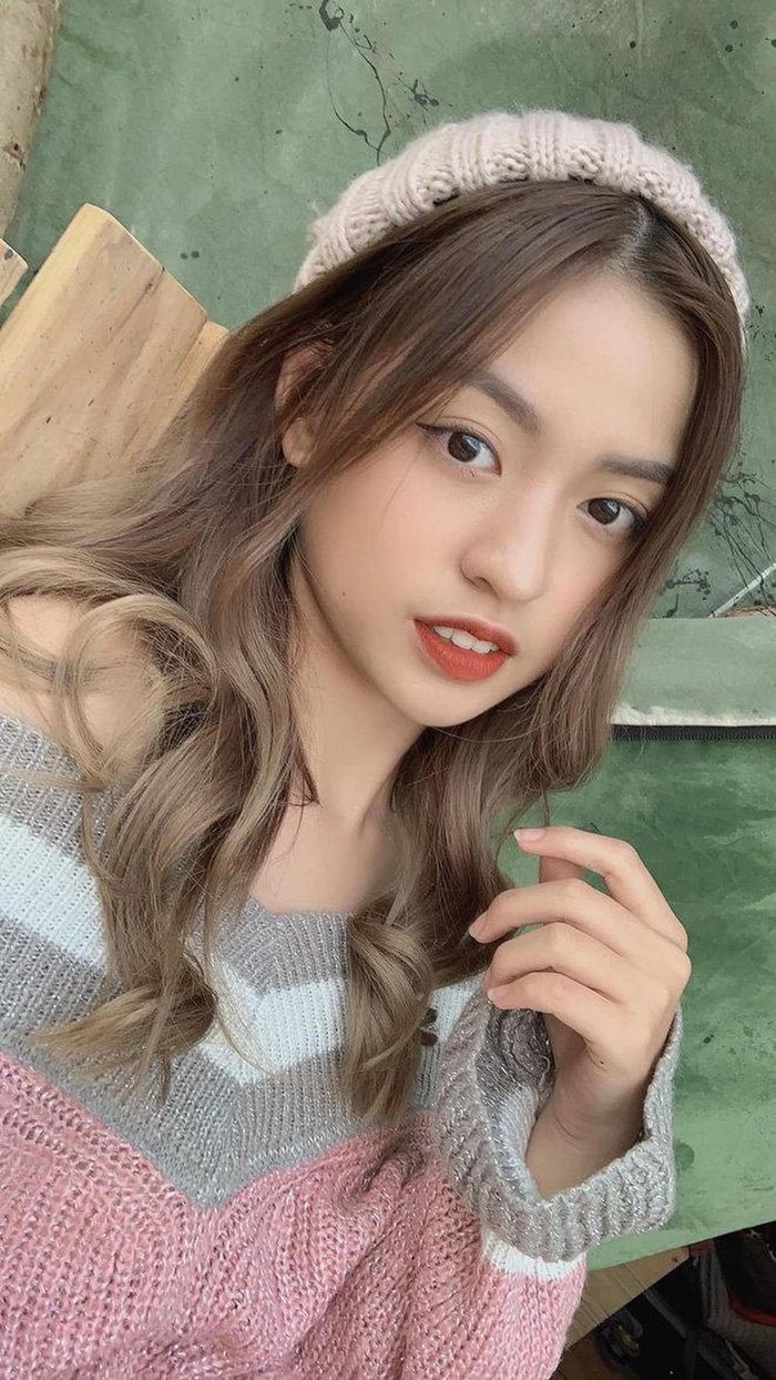 Kể từ khi nổi tiếng nhờ clip "thả thính" cực ngọt "Trứng rán cần mỡ/ Bắp cần bơ/ Yêu không cần cớ/ Cần cậu cơ", hot girl Trần Thanh Tâm liên tục vướng phải những rùm beng không đáng có.
