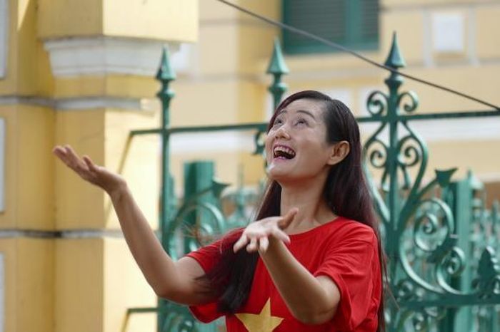 Cô gái rạng ngời bên những cánh hoa chò tháng 4