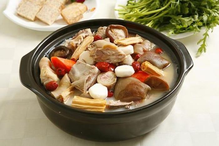 Thịt dê nấu đương quy hoàng kỳ .