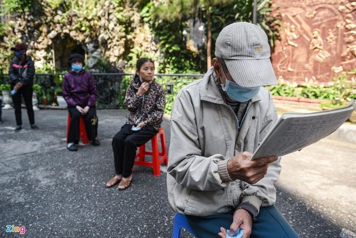 Theo ghi nhận, việc phát gạo tại đây diễn ra khá thuận lợi, không xảy ra tình trạng chen lấn, xô đẩy. 