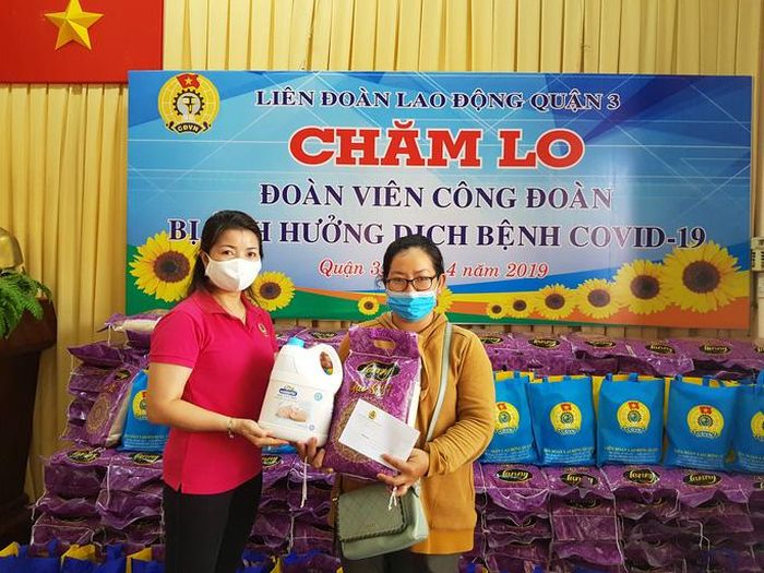 Trước ảnh hưởng dịch Covid-19, LĐLĐ quận 3 đã tổ chức 2 đợt chăm lo cho đoàn viên khó khăn