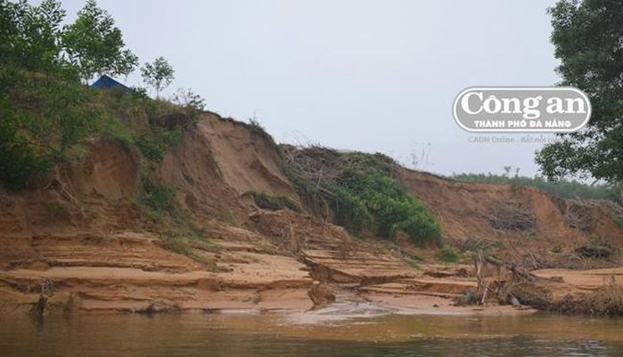 Nhiều vị trí ở sông Bồ sạt lở nghiêm trọng do nạn "sa tặc".