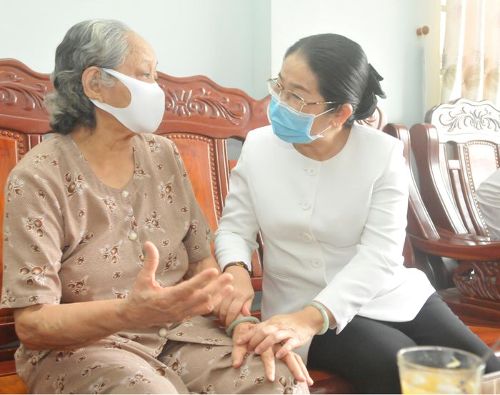 Phó Bí thư Thành ủy TPHCM Võ Thị Dung thăm hỏi Bà mẹ Việt Nam anh hùng Nguyễn Thị Ngọc Mãnh. Ảnh: CAO THĂNG