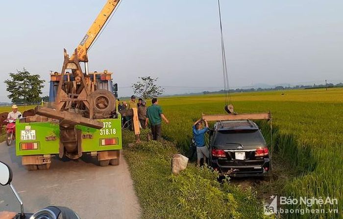 Lực lượng cứu hộ cẩu chiếc xe gặp nạn lên đường. Ảnh: Huy Thư