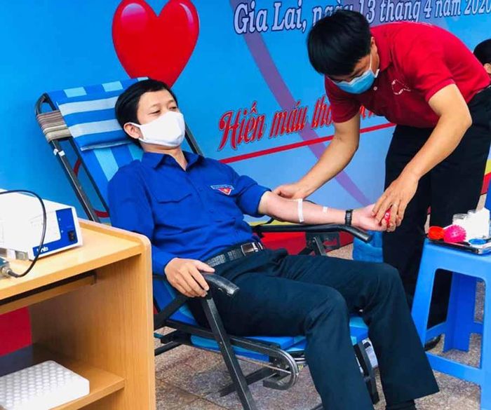 Anh Nguyễn Hoàng Phong-Bí thư Tỉnh Đoàn tham gia hiến máu tình nguyện khẩn cấp, chung tay phòng-chống dịch Covid-19. Ảnh: P.L