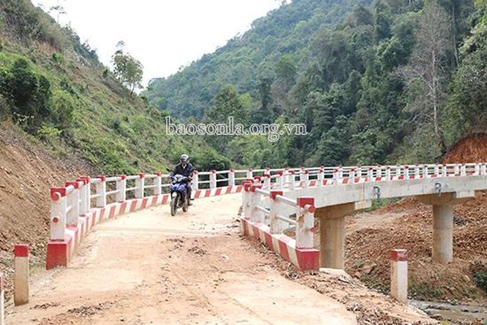 Cầu Hua Lạnh, xã Nậm Lạnh được đầu tư xây dựng từ Dự án LRAMP.