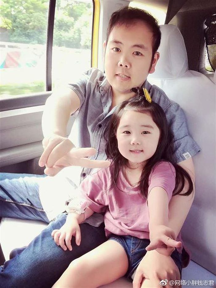  Hiện tượng meme một thời khoe ảnh bên con gái nhỏ Dou Dou. 