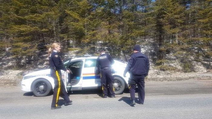  Tên trộm xe nhanh chóng bị cảnh sát Canada tóm gọn. 