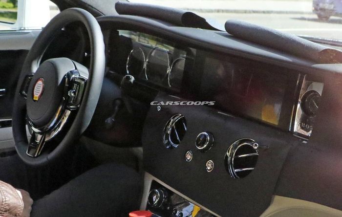  Rolls-Royce Ghost 2021 được xây dựng trên nền tảng khung nhôm mang tên "Architecture of Luxury" thiết kế dành riêng cho Rolls-Royce. Điều này giúp chiếc sedan siêu sang nhẹ, nhanh nhẹn và linh hoạt hơn đáng kể so với mẫu xe tiền nhiệm. 