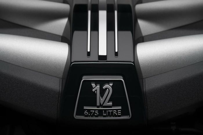  Trong khi Rolls-Royce Ghost hiện tại sử dụng động cơ V12 6.6L tăng áp kép, thì thế hệ thứ 2 sẽ trang bị động cơ V12 tăng áp kép nhưng dung tích 6.75L, công suất 563 mã lực và mô-men xoắn 900 Nm, đi kèm với hộp số tự động 8 cấp và hệ dẫn động 4 bánh. 