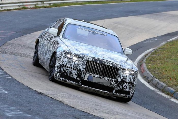  Tương tự như những "người anh em" Phantom VIII và Cullinan, Rolls-Royce Ghost 2021 sẽ được trang bị đèn pha lớn hơn, lưới tản nhiệt rộng hơn với thanh nan dọc. Thiết kế đèn hậu cũng sẽ lấy cảm hứng từ Phantom. Về cơ bản, mẫu xe này troong giống như bản thu nhỏ của Rolls-Royce Phantom VIII. 