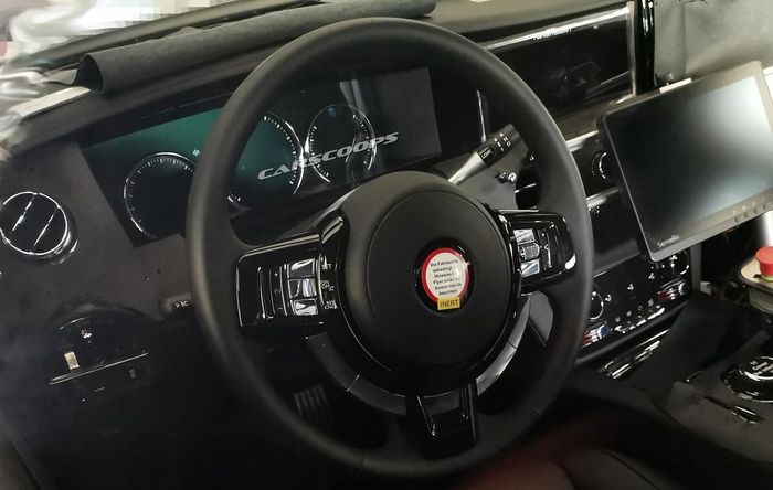  Theo những hình ảnh rò rỉ của mẫu xe thử nghiệm, nội thất của Rolls-Royce Ghost 2021 có nhiều điểm tương đồng với chiếc SUV siêu sang Cullinan. Xe được trang bị đồng hồ đo và màn hình thông tin giải trí dạng kỹ thuật số. 