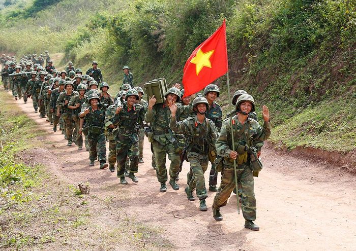 Trên đường hành quân. Ảnh: BÙI HIỆP