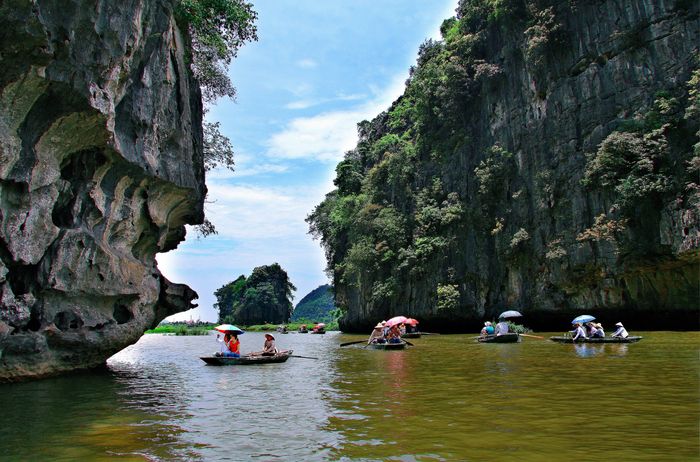 Du ngoạn qua cảnh đẹp được ví như " Hạ Long trên cạn" ở Tam Cốc