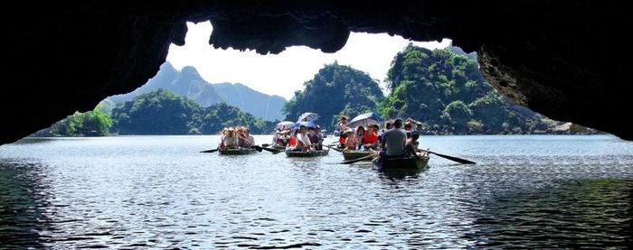 Khách du lịch tại khu du lịch danh thắng Tràng An 
