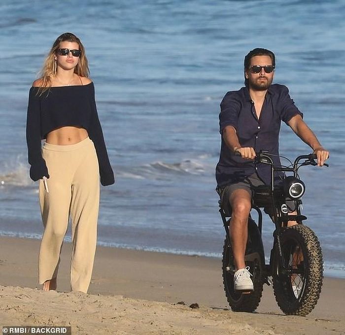 Cô gái trẻ đi nghỉ ở biển Malibu, California cùng bạn trai hơn 15 tuổi Scott Disick. Trước khi đến với bạn gái 9x Sofia, anh chàng đào hoa này từng có mối tình 9 năm với chị cả nhà Kardashian - Kourtney Kardashian và có 3 đứa con.