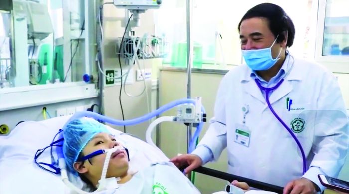 PGS.TS Nguyễn Văn Chi thăm bệnh nhân ngày thứ 5 sau ca cấp cứu hi hữu