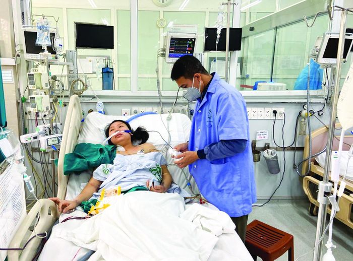 Anh Toàn chăm sóc người vợ vừa qua cơn bạo bệnh