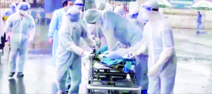 Điều dưỡng Trí ép tim cho bệnh nhân trên cáng đang di chuyển giữa trời mưa (ảnh cắt từ clip)