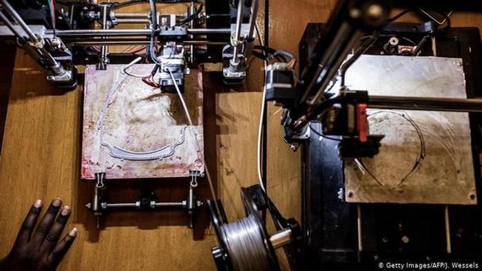 Senegal đang tiên phong bằng các giải pháp đơn giản và kinh tế chẳng hạn máy in 3D sản xuất khẩu trang. Ảnh: Getty