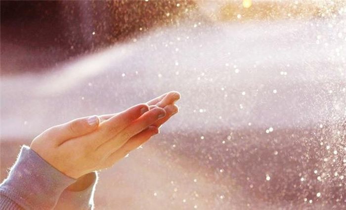 Những suy nghĩ tiêu cực: Đây chính là lý do ngăn cản bạn khỏi hạnh phúc. Dĩ nhiên, bạn không thể ngay lập tức dừng những suy nghĩ tiêu cực và chỉ nghĩ đến những điều tích cực nhưng hãy luyện tập. Thay vì chỉ quan tâm đến mặt xấu, hãy nghĩ tới cả những mặt tốt và tìm kiếm giải pháp. Bạn sẽ nhanh chóng thoát khỏi nguồn năng lượng tiêu cực và vui vẻ trở lại.