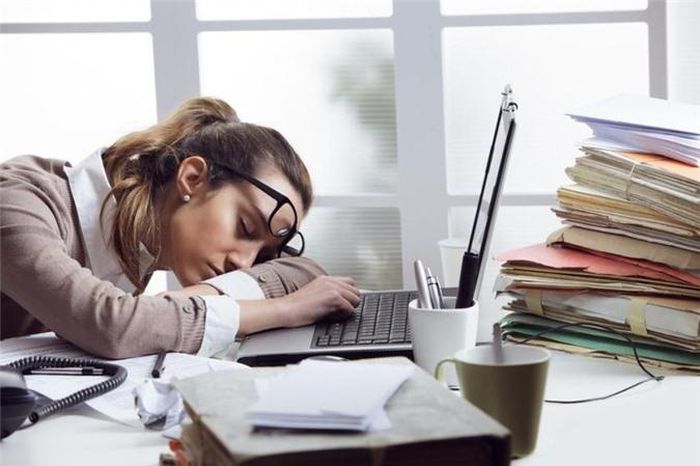 Làm công việc mà bạn ghét: Điều này không chỉ khiến bạn cảm thấy căng thẳng và chán chường mà còn lãng phí tài năng của bạn. Hãy mạnh mẽ bước theo đam mê của mình bởi chỉ khi ấy bạn mới làm tốt công việc của mình và tận hưởng niềm hạnh phúc khi được làm điều mình muốn.