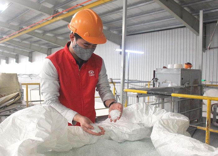 Anh Hà Đăng Quyền - CNLĐ Công ty cổ phần gạch men Tasa có nhiều sáng kiến làm lợi cho Công ty.