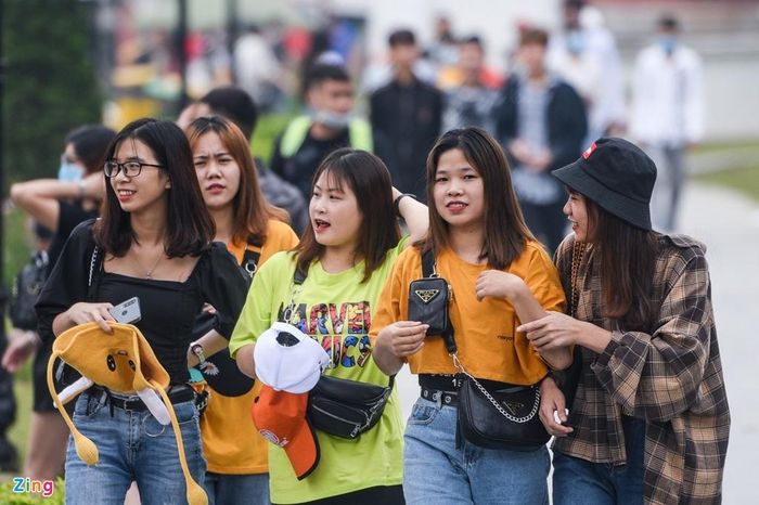 Nhiều khách du lịch đã chọn Tam Đảo là điểm đến trong ngày đầu tiên của kỳ nghỉ lễ 30/4 - 1/5. Tuy nhiên, theo ghi nhận của Zing, nhiều người không đeo khẩu trang khi đến những nơi đông người.