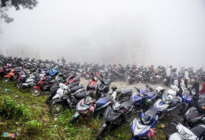 Bãi gửi xe trong trung tâm thị trấn Tam Đảo kín chỗ lúc 10h.