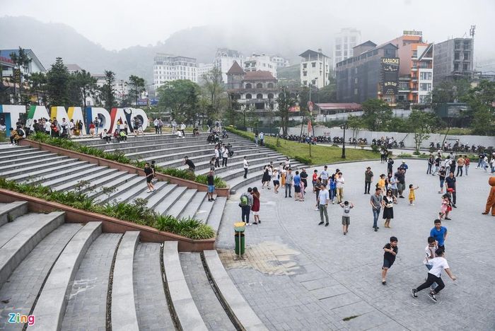 Thị trấn Tam Đảo thuộc huyện Tam Đảo (Vĩnh Phúc) là khu du lịch nổi tiếng cách trung tâm Hà Nội khoảng 80 km. Nơi đây thu hút khách du lịch quanh năm bởi không khí mát mẻ, sương mù cả ngày, được ví là “Sapa thu nhỏ”.