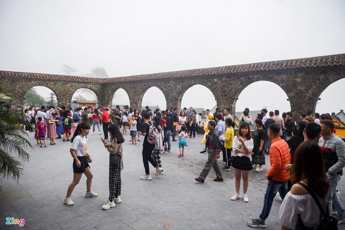 Nhà thờ đá, di tích cổ kính thu hút rất đông du khách đến check-in. Nhiệt độ ngoài trời tại Tam Đảo trong ngày 30/4 là 22 độ C, sương mù dày đặc.