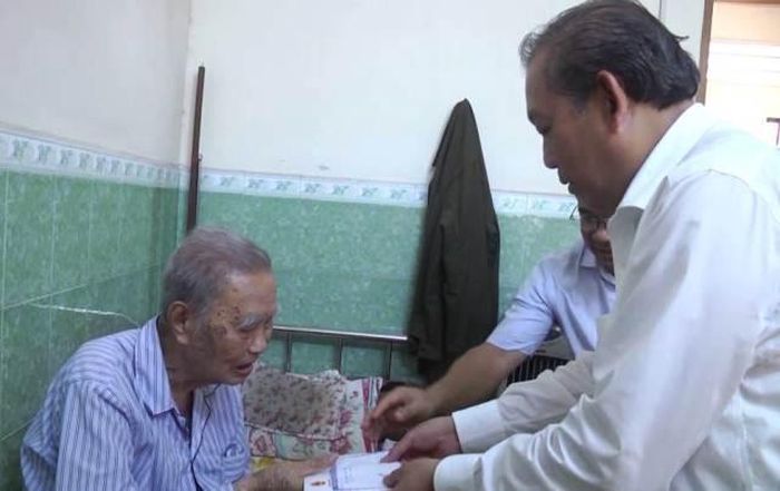 Phó Thủ tướng Trương Hòa Bình thăm, tặng quà Anh hùng Lực lượng vũ trang Nguyễn Văn Chiểu.