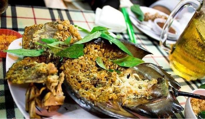 Sam biển còn có tên gọi là cua móng ngựa, dù trông chúng không có hình dạng giống loài cua chút nào. Thịt sam là món ăn vừa lạ miệng, vừa giàu dinh dưỡng. Sam ở Cát Bà thường được chế biến thành nhiều món như tiết canh, súp, gỏi, xào, bao bột rán, nướng… ăn kèm với các gia vị nóng như riềng, sả, ớt.