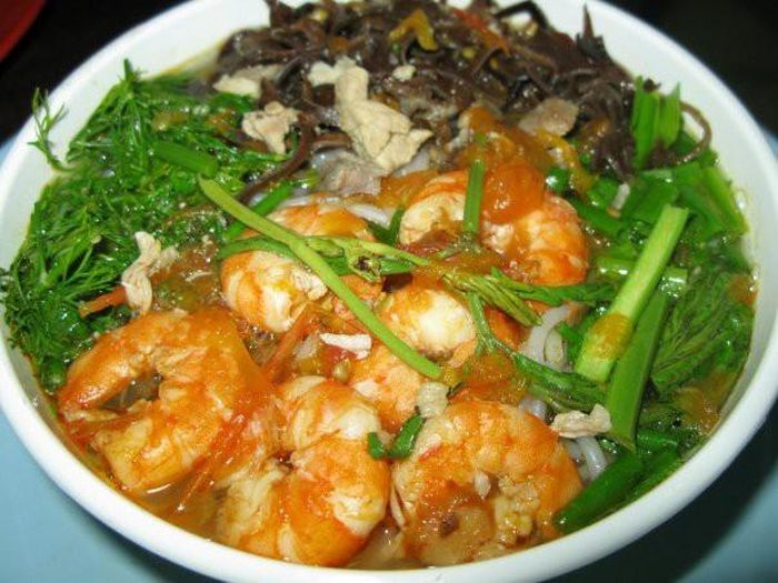 Bún tôm: Nhắc đến vùng đảo này, không ai có thể quên được món đặc sản Cát Bà nổi tiếng là bún tôm. Tôm biển nguyên con, bóc vỏ và xào tới khi săn thịt. Bún bày ra bát, thêm vài con tôm, lát chả cá, chả lá lốt vàng ươm, ít dọc mùng thái lát, nhúm hành răm, thì là rồi mới chan nước ngọt lừ ninh từ xương.