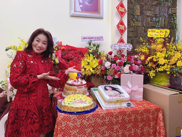 NSƯT Thoại Mỹ đón sinh nhật tuổi 51 bên gia đình và một số đồng nghiệp thân thiết. Cô cũng nhận được nhiều hoa, quà và bánh kem từ người hâm mộ. Dù đã bước qua tuổi 50 nhưng nữ nghệ sĩ vẫn được công chúng hết lời khen ngợi vì nhan sắc mặn mà, đầy sức sống.