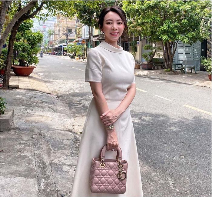 “Hoa hậu hài” Thu Trang sang trọng, quý phái trong ngày đầu quay lại với công việc.