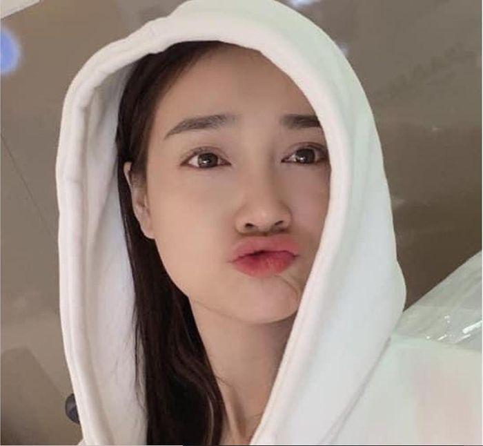 Sau một thời gian vắng bóng để chuyên tâm chăm sóc gia đình nhỏ, Nhã Phương chính thức trở lại với hoạt động nghệ thuật. Cô hào hứng thông báo với người hâm mộ: “Bi (biệt danh của Nhã Phương) đã trở lại với công việc rồi nè. Sắp tới sẽ là những dự án phim vô cùng đặc biệt của Bi. Cả nhà cùng chờ đón sự trở lại của "mẹ bỉm" nhá”.