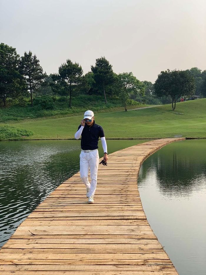 Diễn viên Hồng Đăng bảnh bao trong trang phục chơi golf. Anh chia sẻ dòng trạng thái đầy triết lý: “Cái bộ môn golf này sao nó giống với cuộc đời con người thế. Có lúc tuyệt vọng chỉ muốn buông bỏ thậm chí thêm chút nữa là phá bỏ. Nhưng rồi bỗng dưng nó lại cho mình lên mây và rồi ta lại hì hục với đầy hi vọng theo đuổi nó”.
