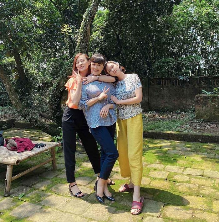 Phương Oanh và Hương Giang khoe ảnh chụp với nghệ sĩ hài Vân Dung trong hậu trường phim truyền hình “Những ngày không quên”.