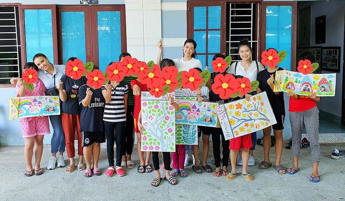 Hoa hậu Khánh Vân đã trở lại ngôi nhà OBV – Nhịp cầu hạnh phúc (One Body Village) tại TP.HCM. Người đẹp đã tự tay chọn những món quà gồm bánh kẹo, nhu yếu phẩm cần thiết, đồ chơi… cho các em.